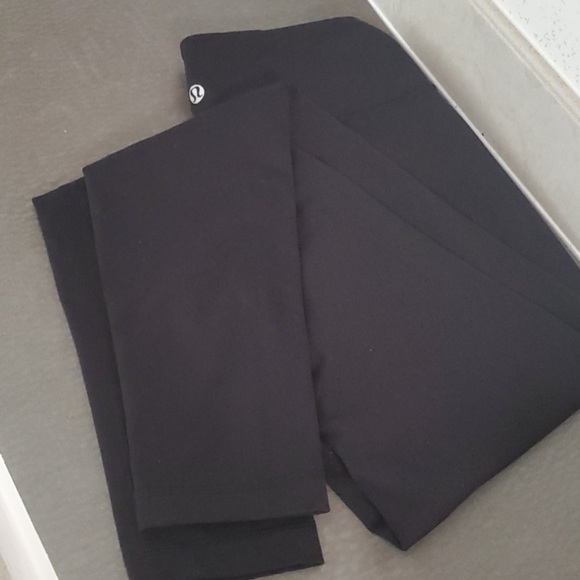 Lululemon leggings size 6 black with little dots - Picture 3 of 4